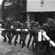 Soldados de la Wehrmacht alemana derribando el cruce fronterizo entre Polonia y la ciudad de Danzig (1939). Wikimedia Commons